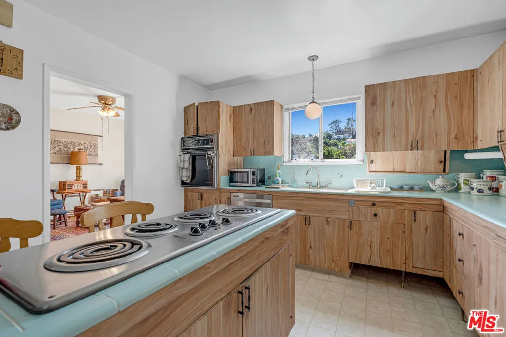 3141 E La Suvida Drive, Los Angeles, California 90068 home-pic-9